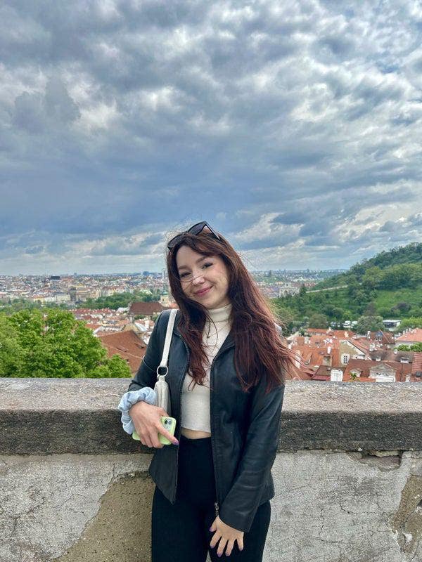 25F Professional Looking for Friendly Flatshare Main Photo