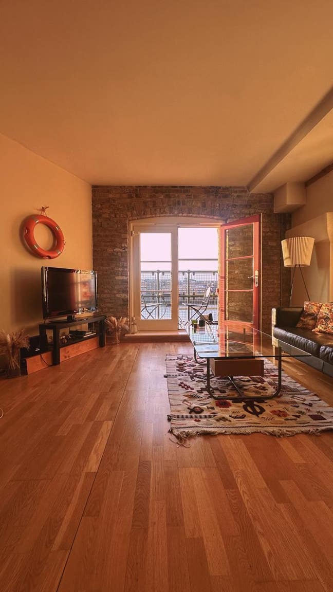 Beautiful room in a spacious flat with river view. Main Photo