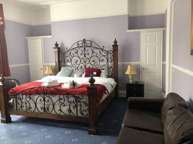 En-suite Single and Double Rooms Available Main Photo