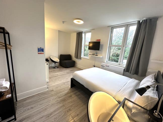 Hotel Ensuite Room | AC | Housekeeping | Feltham  Main Photo