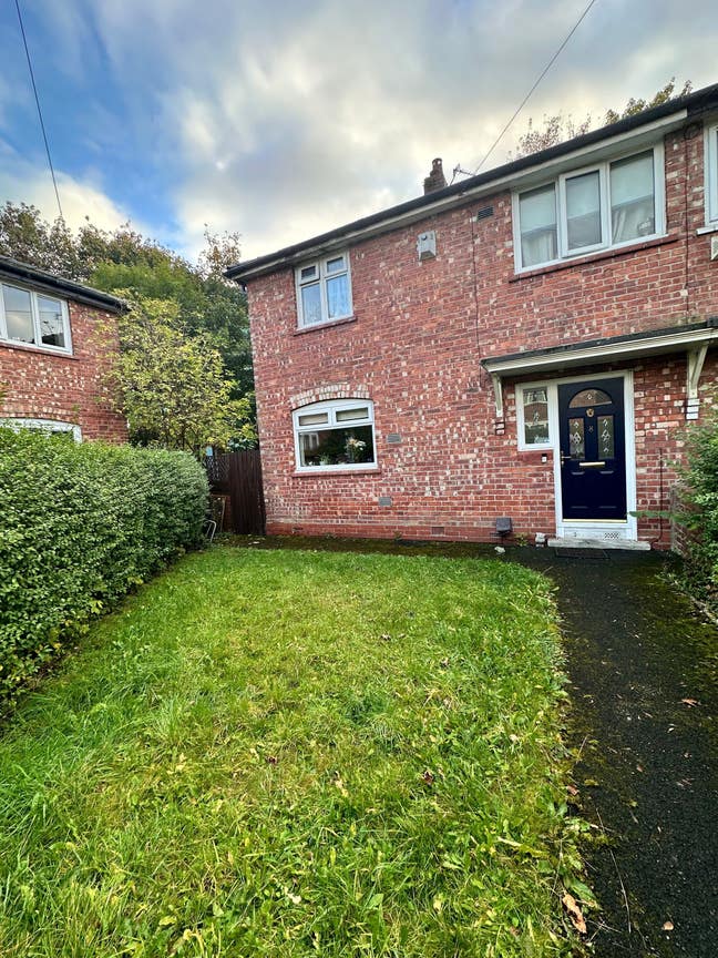 Double room in 3 bed house available  Main Photo