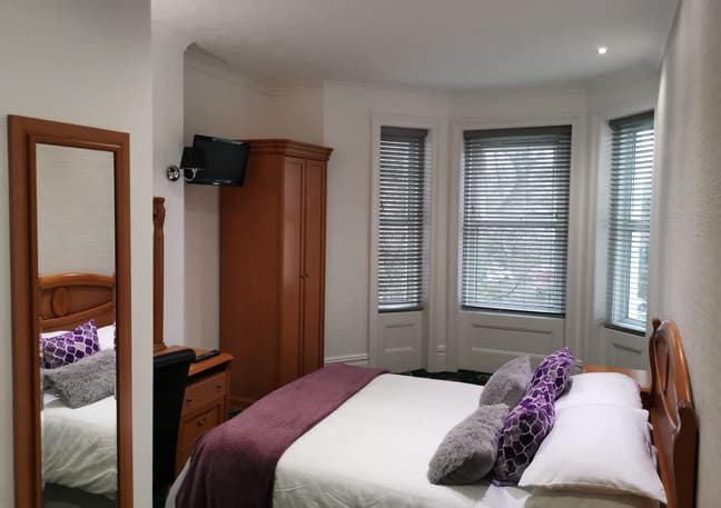 En-suite Double Room with Pool and Free Parking Main Photo