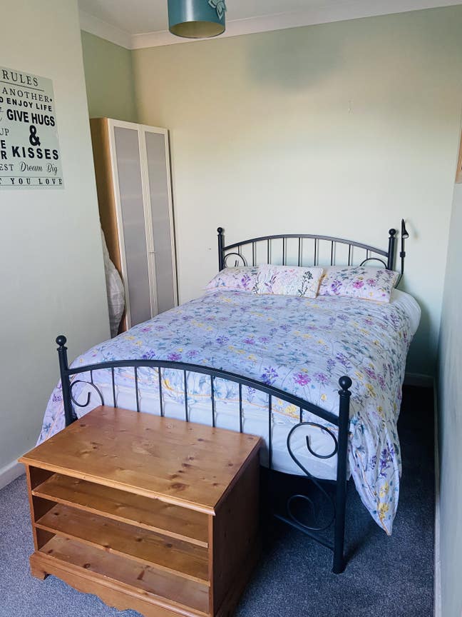 Double room for a female- ALL Bills Included  Main Photo