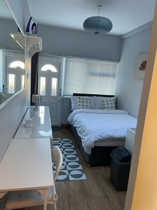 Self Contained En-Suite Cosy Room  Main Photo