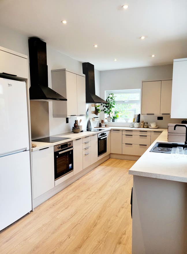 Luxurious double bedroom with shared off-suite Main Photo