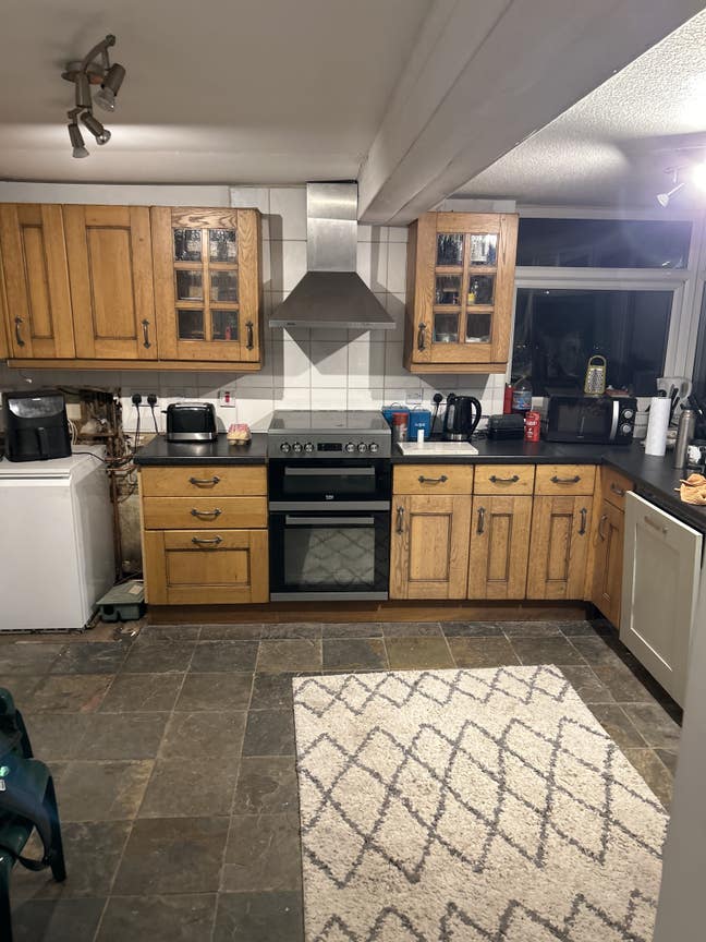Room and use of a old farmhouse  Main Photo