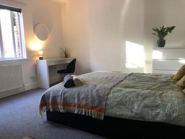 Large fully furnished room in Edwardian house Main Photo