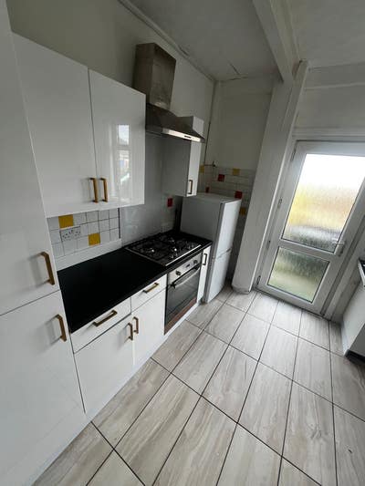 Modernly furnished room in cozy apartment! Main Photo