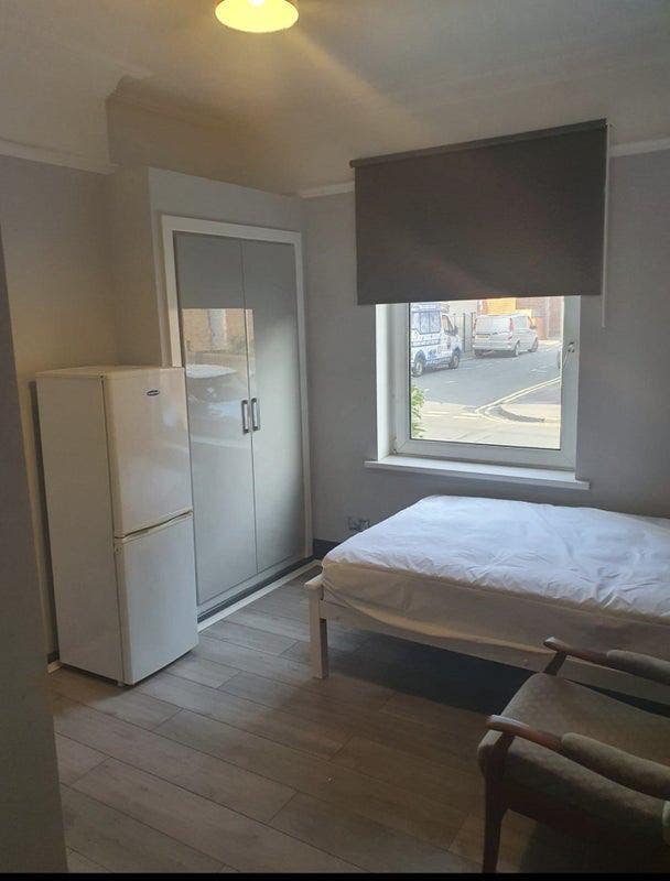 Large Ensuite room in Castleford Main Photo