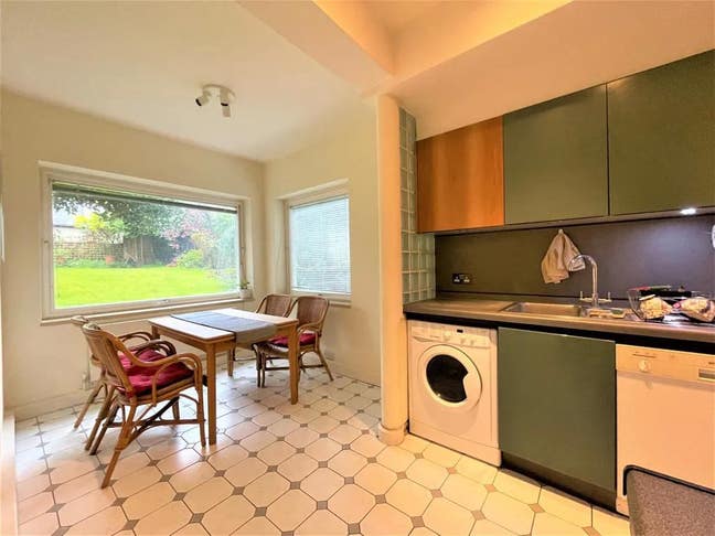 Fantastic 2 bedroom flat with lovely gardens Main Photo