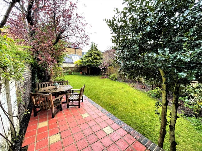 Fantastic 2 bedroom flat with lovely gardens Main Photo