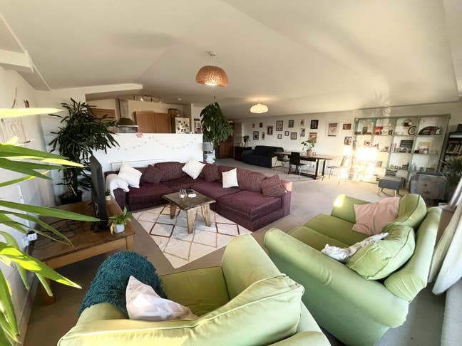 TWO rooms available in huge top floor flat Main Photo