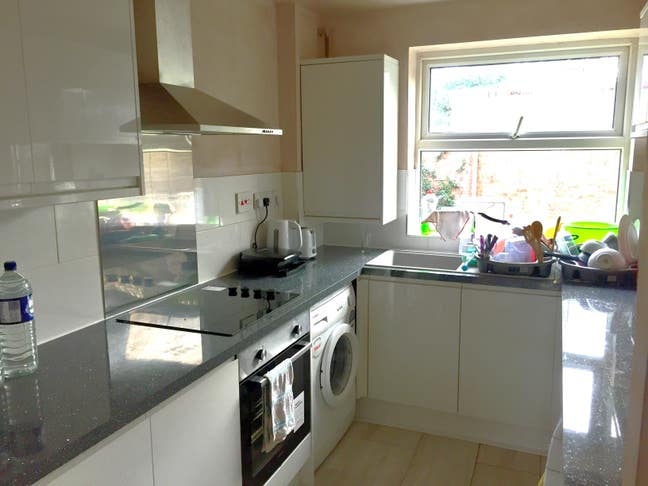 Double room in friendly professional house Main Photo