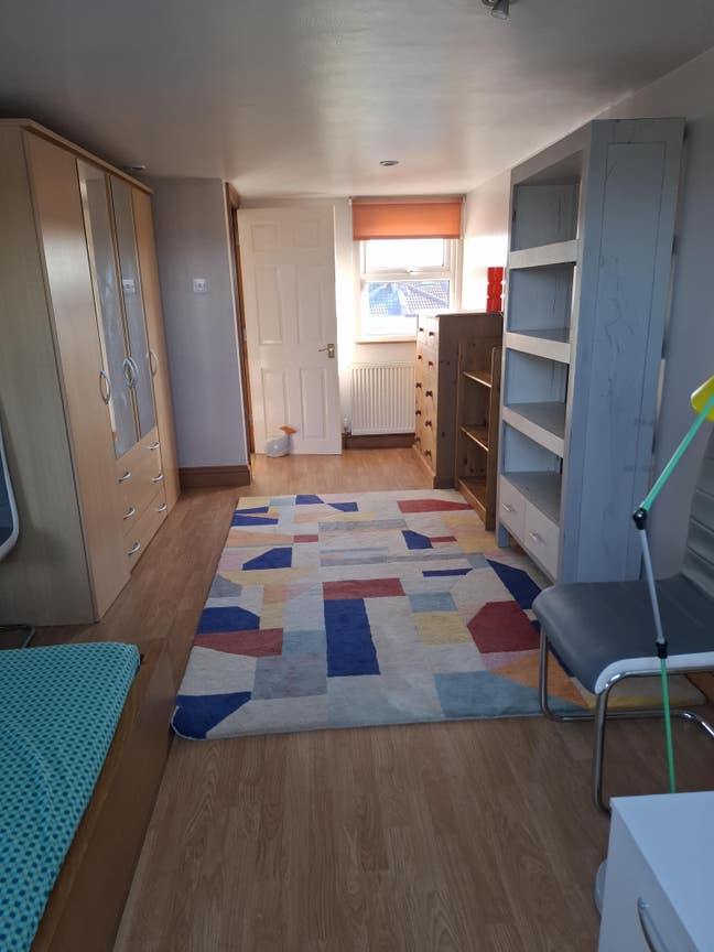 Large bright room Main Photo