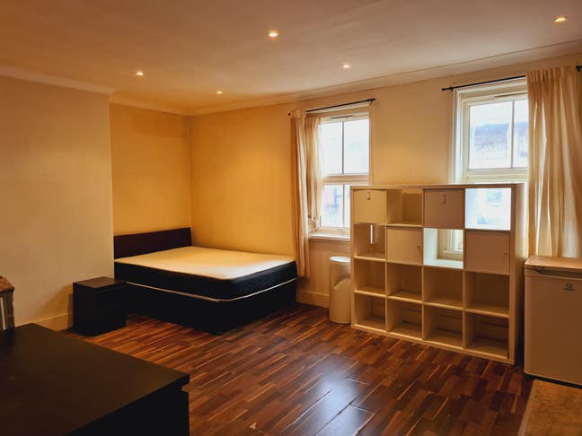 Commercial Road, E1, Spacious Studio Apartment  Main Photo