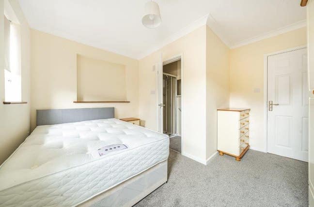 Double room with en-suite to rent  Main Photo
