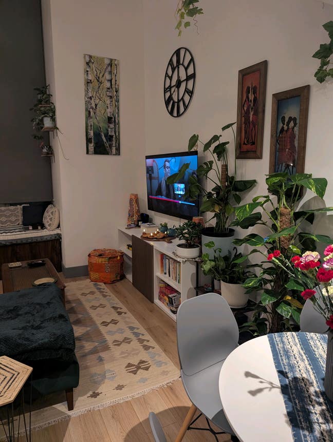 High ceiling Double Bedroom  Main Photo