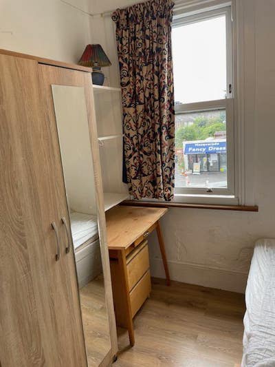 Single Room availbe in a Great Area Main Photo