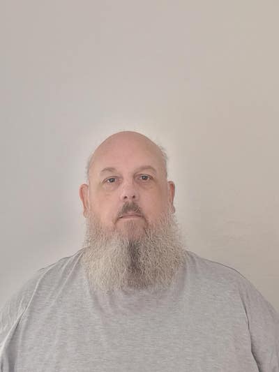 52 yr old male, looking for a long term rent Main Photo