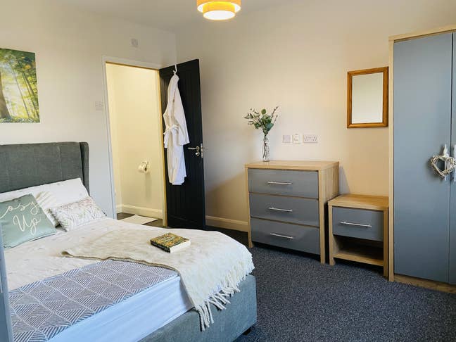 🌟Modern Ensuite – Bills Included – Central Swindon Main Photo