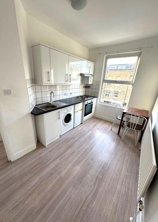 Bright Apartment with Separate Kitchen! Main Photo