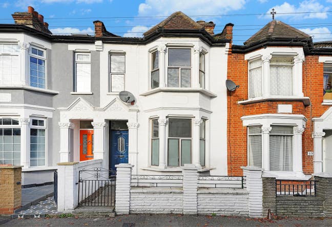 Rooms available in walthamstow near tube st Main Photo