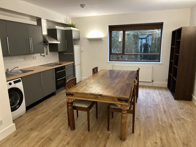 1 x Double Room in Spacious East London House   Main Photo