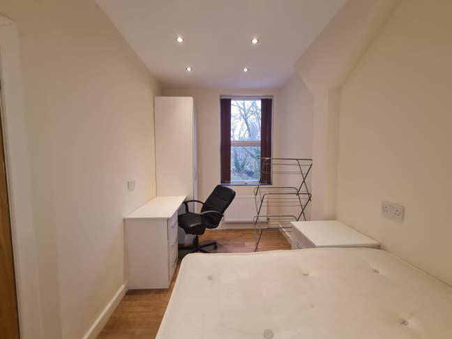 Ensuite Room Avail Bills Inc-Whalley Range Main Photo