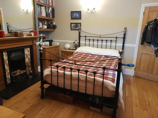 Spacious Double Room Near Ash Train Station Main Photo