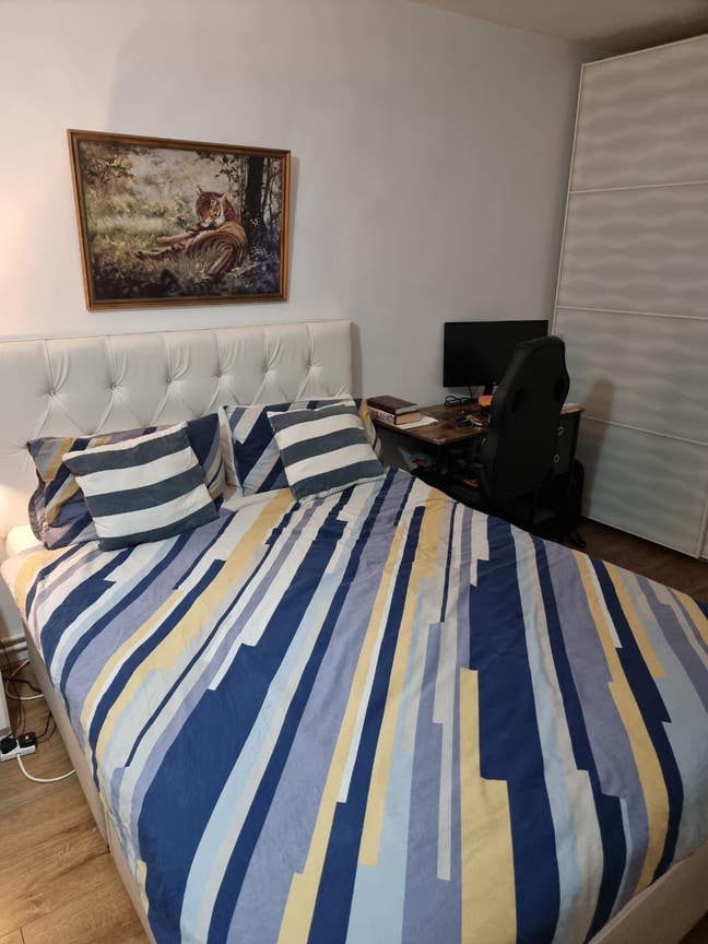 Large Room for Rent - Prime Location Main Photo