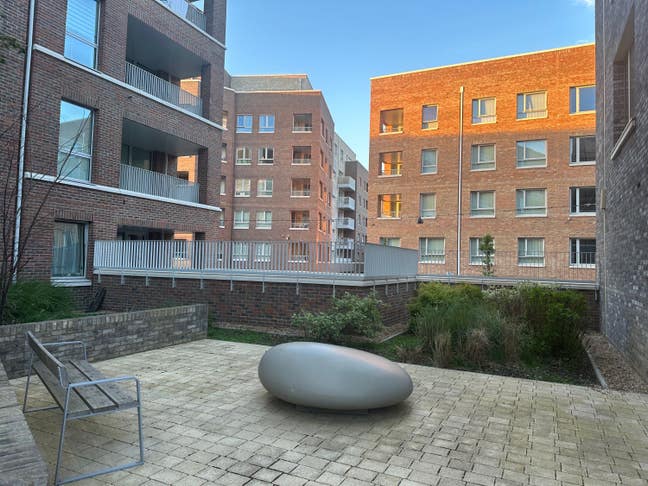 Spacious Double Bed to Rent in 2-bed/2-bath Apt.  Main Photo