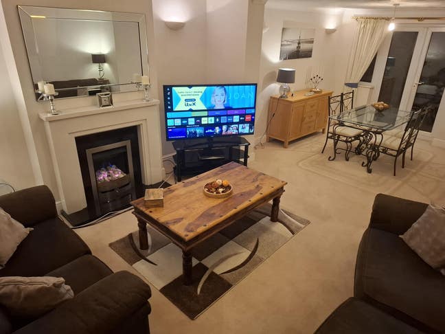 Sunny Double Room in Spacious House Main Photo