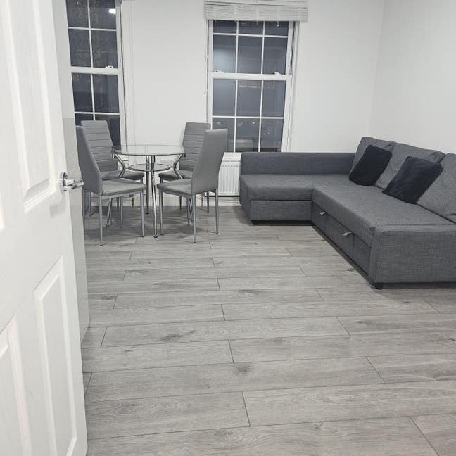 1 Bed Flat with  1 Bthrooms in Great location  Main Photo