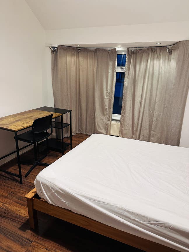 Lovely double room in a convenient area Main Photo
