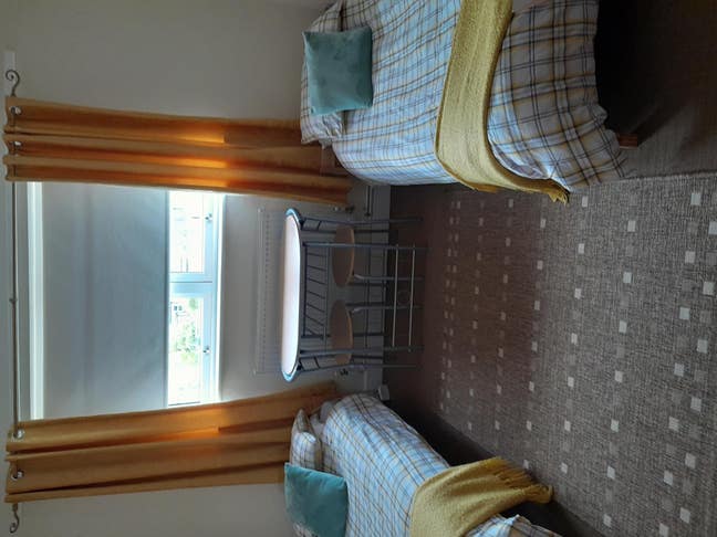 Short lets only - Large Twin room apartment Main Photo