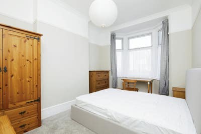 Spacious Furnished Double Room w/ Private Bathroom Main Photo