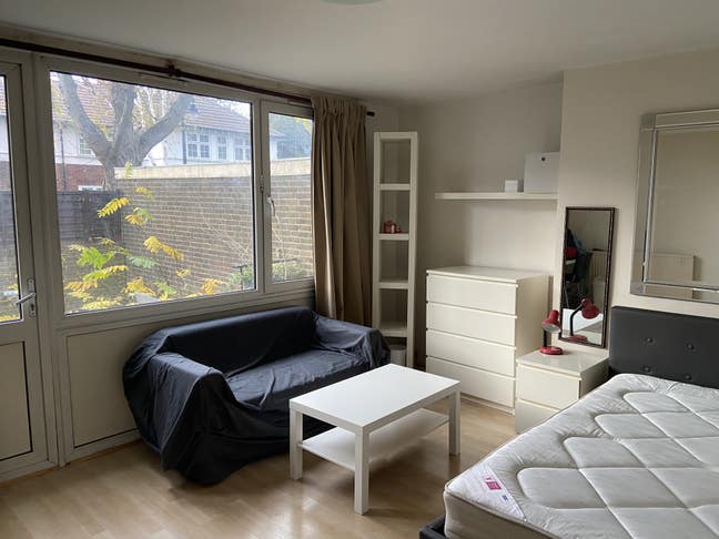 Large double room for professional in clean flat Main Photo