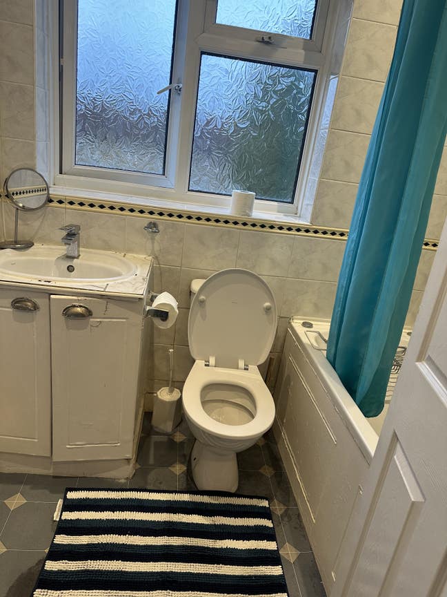Clean single bedroom for £680 per month -inlcusive Main Photo