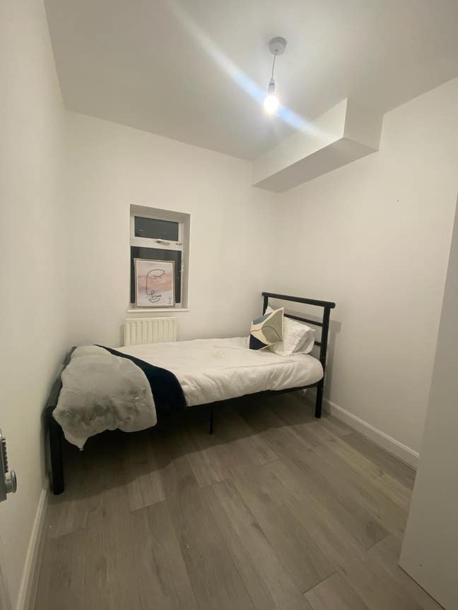 Single Refurbished Room in Chatham Half Deposit!!! Main Photo
