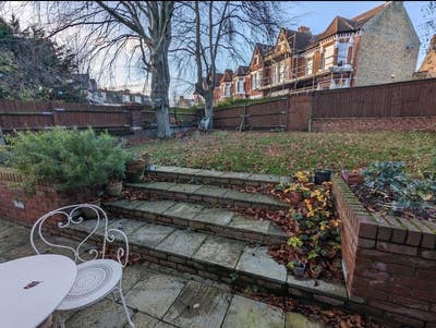 Double room in a large garden flat  Main Photo