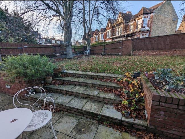 Double room in a large garden flat  Main Photo
