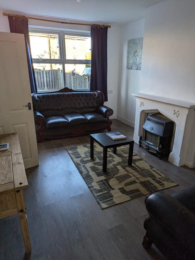 Large Double Bedroom, in Smart Modern Semi  Main Photo