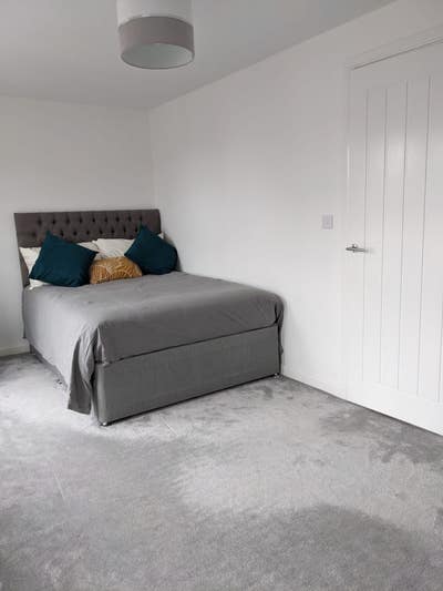 Large double room in village setting Main Photo