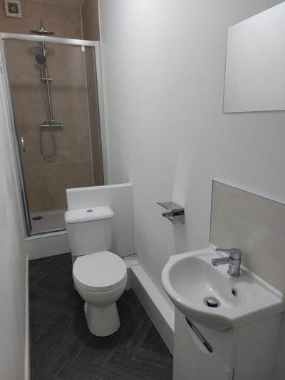 Ground Floor En-Suite Rooms in Central Leigh Main Photo
