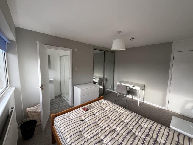 Large Double room with En-suite in great location  Main Photo