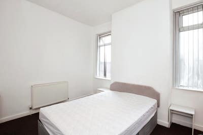 Big Ensuite room in newly refurbished house Main Photo