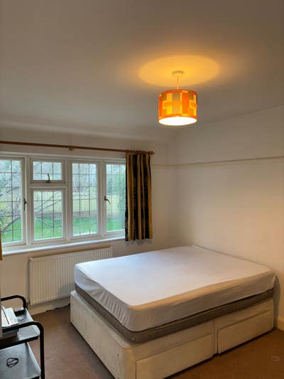 Large Light Double Room in CR2 Main Photo