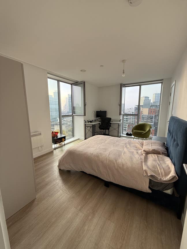 Spacious Ensuite Room w/River Views – SHORT Let Main Photo
