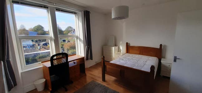 Master bedroom to rent in NE2 - All bills included Main Photo