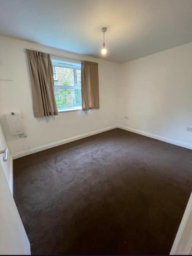 Unfurnished Double Room in Docklands Available Main Photo
